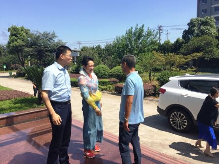 工会领导送清凉